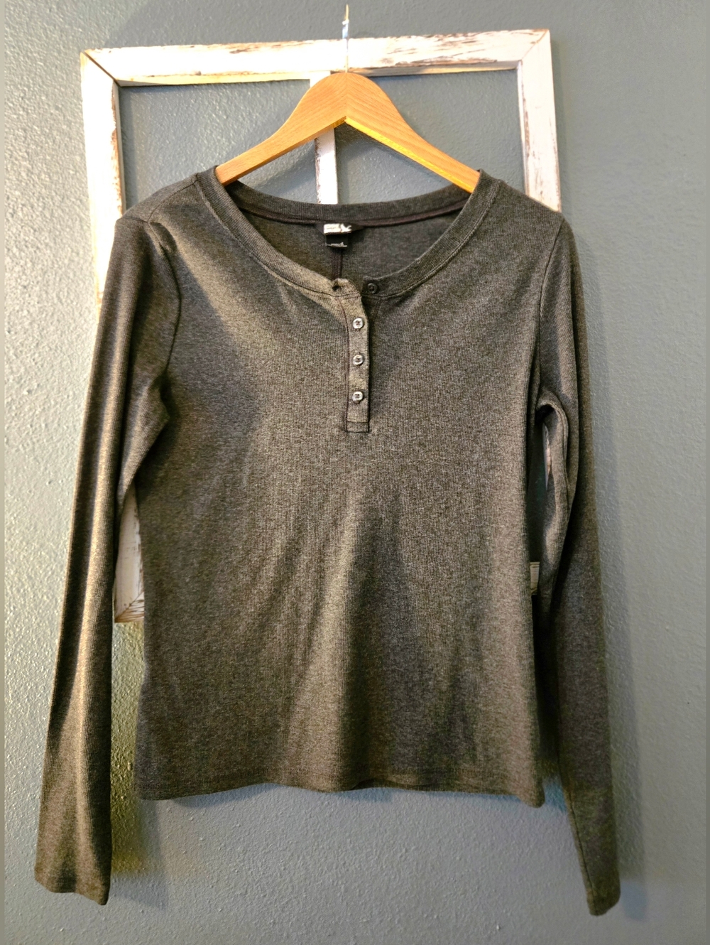 Eddie Bauer Bundle | Women’s L | Black Tulip Back Tee & Grey Ribbed Henley - Picture 6 of 9